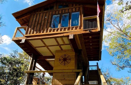 Jackson Cabin | Lakeside Treehouse Rental with Hot Tub for Georgia Glamping