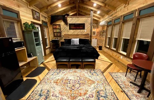 Jackson Cabin | Lakeside Treehouse Rental with Hot Tub for Georgia Glamping