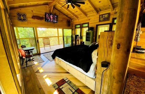 Jackson Cabin | Lakeside Treehouse Rental with Hot Tub for Georgia Glamping