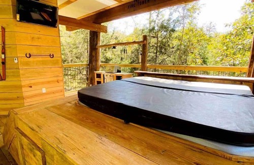 Jackson Cabin | Lakeside Treehouse Rental with Hot Tub for Georgia Glamping