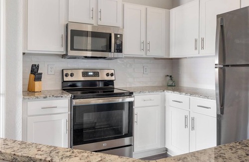 Stockbridge Apartment | Landing | Amazing 1BD, Clubhouse, Tennis Court