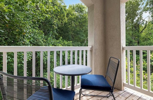 Stockbridge Apartment | Landing | Beautiful 2BD, Clubhouse, Tennis Court
