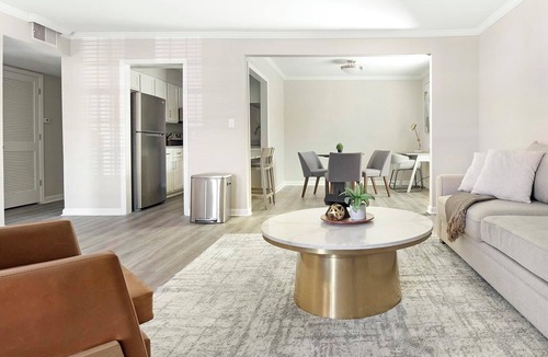 Homewood Apartment | Landing | Chic 1BD, Gym, Pool
