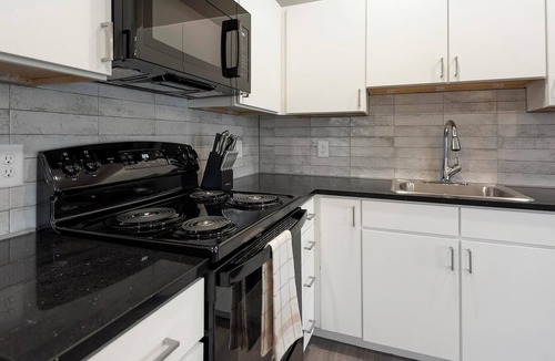 Pinch District Apartment | Landing | Chic 1BD, Yoga Studio, Rooftop Lounge