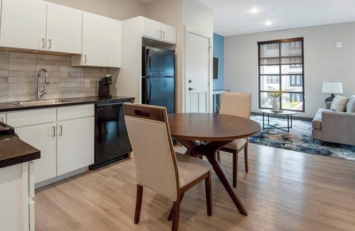 Pinch District Apartment | Landing | Chic 1BD, Yoga Studio, Rooftop Lounge