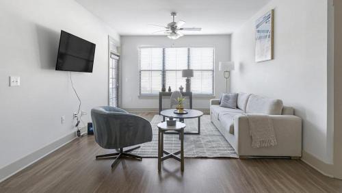 Crestline Heights Apartment | Landing - Modern Apartment with Amazing Amenities (ID1218X453)