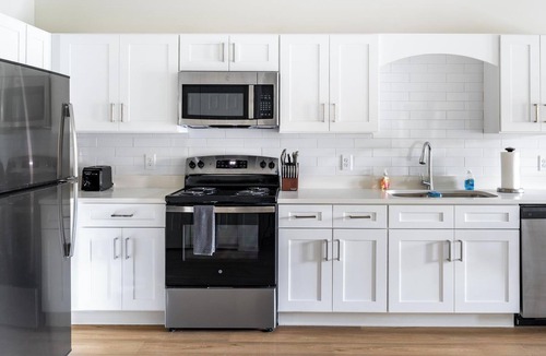 Bellview Apartment | Landing | Stylish 1BD, Pool, Gym