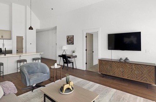 Athens Apartment | Landing | Stylish 2BD, Gym, Clubhouse