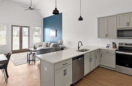 Athens Apartment | Landing | Stylish 2BD, Gym, Clubhouse