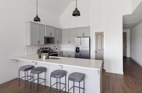 Athens Apartment | Landing | Stylish 2BD, Gym, Clubhouse