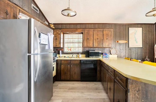Shorterville House | LaRue's Private Lakeside Cottage