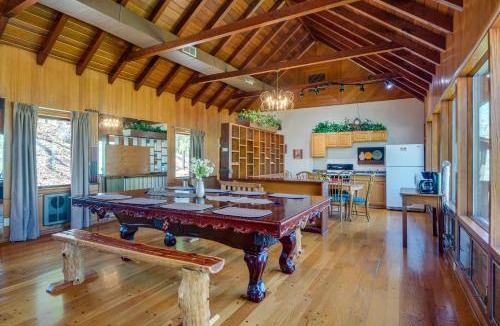 Burkesville House | 'Ledge Lodge' Burkesville Getaway: Pool & Views!