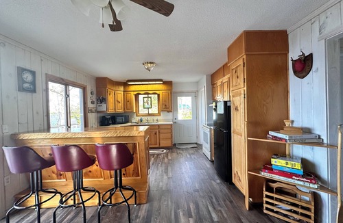 Big Bay Cabin | Lee’s Lake House. Charming 2-bedroom cabin with AC and WiFi in welcoming Big Bay