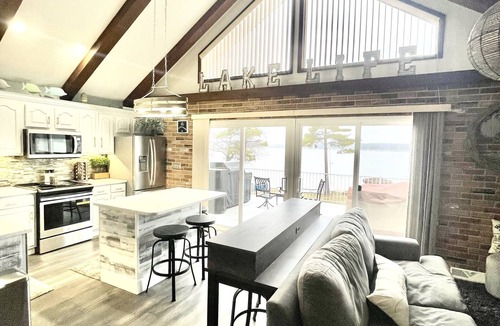 Gowen House | Lincoln Lake Paradise with Tiki Bar & Hot Tub