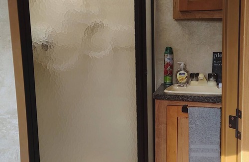 De Funiak Springs RV Rental | Little Mt. Retreat Camper with Water, Sewage, AC, and Limited Internet