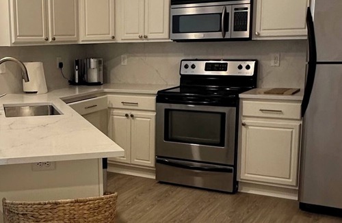 Tuscaloosa Condo | Living Legends Lodge in Houndstooth walk to Bryant-Denny stadium under 1 mile.