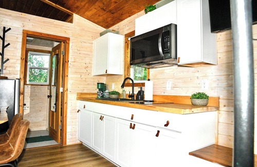 Knoxville Cottage | Local Creek Tiny Home. Hot Tub. Wifi. Close to everything. Glamping. Private.