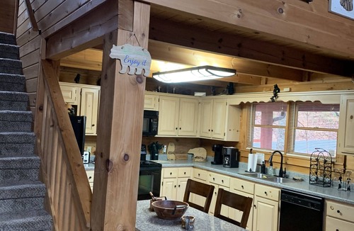 Sevierville Cabin | Log cabin getaway near Gatlinburg.