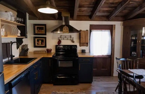 Hendersonville Cabin | Log Cabin Once Owned by Johnny Cash, short drive to Nashville Sleeps 6