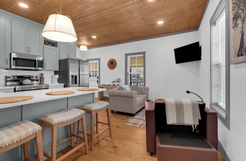 Lynchburg House | Lounges at Lynchburg Green House - within walking distance to Jack Daniels!