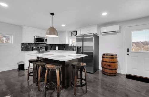 Lynchburg Apartment | Lounges at Lynchburg Black House - within walking distance to Jack Daniels!