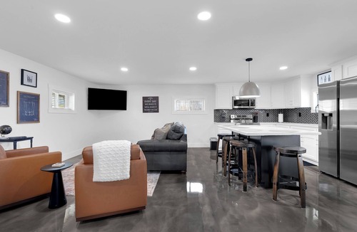 Lynchburg Apartment | Lounges at Lynchburg Black House - within walking distance to Jack Daniels!