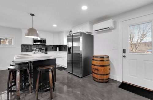 Lynchburg Apartment | Lounges at Lynchburg Black House - within walking distance to Jack Daniels!