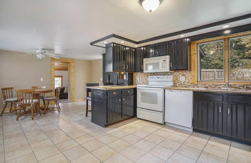 Suttons Bay House | Lovely Lakehouse by Grand Traverse Bay. Pet Friendly!