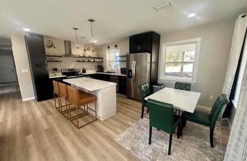 Andalusia House | Lux on Lapine Stylish 3BR Quiet Stay In Town