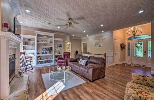 Jamestown House | Luxe Lake Cumberland Retreat w/Decks on 1 Acre!