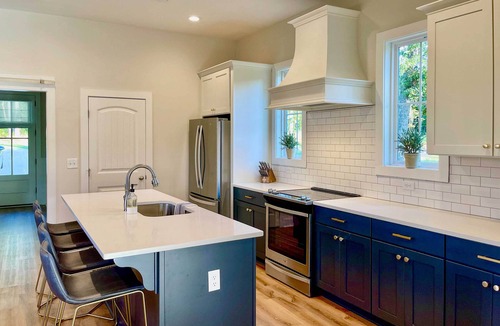Dadeville House | Luxe Lakefront Getaway w/Porch + Water View!