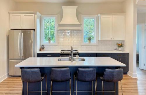 Dadeville House | Luxe Lakefront Getaway w/Porch + Water View!