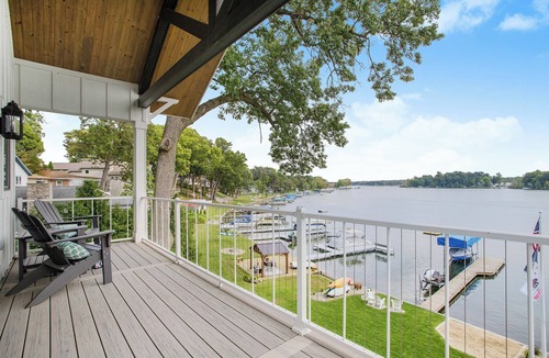 Sister Lakes Cottage | Luxe Magician Lake Family Retreat