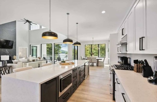 Kingston House | Luxurious 6-Bedroom Lakefront Retreat