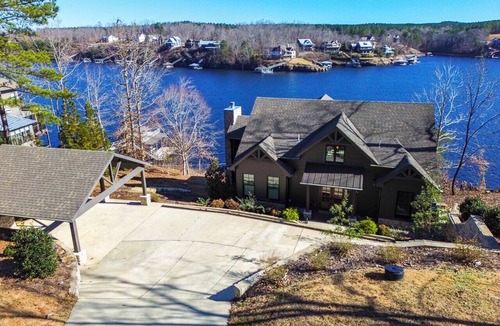 Crane Hill House | Luxurious High End Family Friendly Lake House. Dock, Floats, 10 min to Trident.