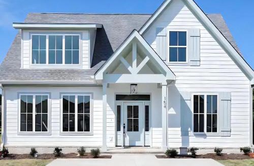 Winchester House | Luxurious Lake Getaway