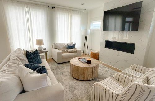 Winchester House | Luxurious Lake Getaway