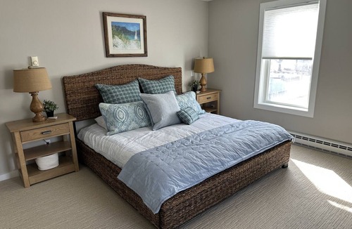 Northport Apartment | Luxury 2 bed apt in Northport! Walk to everything (next door to Piper apt)
