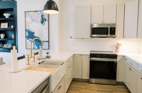 Jacksonville Apartment | Luxury 2BR Loft | Mountain Views | On the Square
