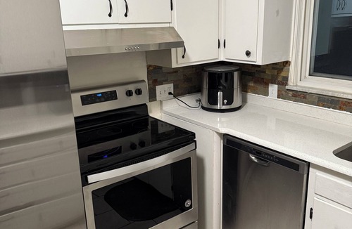 Ottawa Apartment | Luxury 2BR with spa bath, huge kitchen & living room—prime Toledo location!