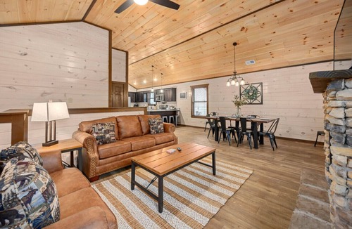 Pigeon Forge Cabin | Luxury 3BR Cabin ★ Near Parkway ★ Hot Tub ★ Game Room