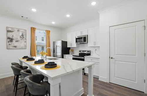 Cliftondale House | Luxury 3BR Townhome near ATL Airport & Downtown w/garage