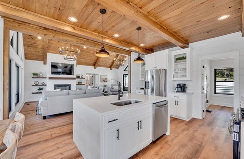 Crane Hill House | ~Luxury Home~Gorgeous Lake View~Sleeps 14~Private Dock~