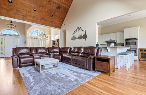 Greenville - Spartanburg House | Luxury Lakefront 6BR - Sleeps 20, Pool, Hottub, Gym, Sauna, Golf Sim, 15min DT