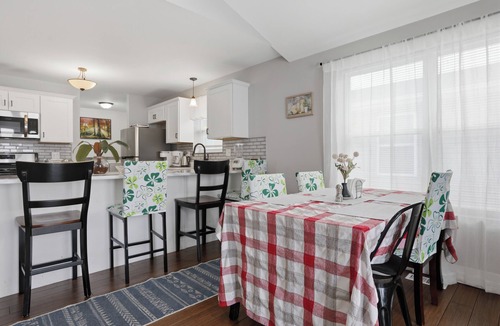 Madison Heights House | Luxury Meet Cozy Retreat 65"TV+3TVs NewStainlessSteelAppliances Fenced BBQ 3B2B