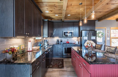 Chalet Village North Cabin | Luxury Timber Home, Breath Taking Views, Fireplace, Hot Tub, Pool Table, WiFi