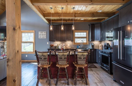 Chalet Village North Cabin | Luxury Timber Home, Breath Taking Views, Fireplace, Hot Tub, Pool Table, WiFi