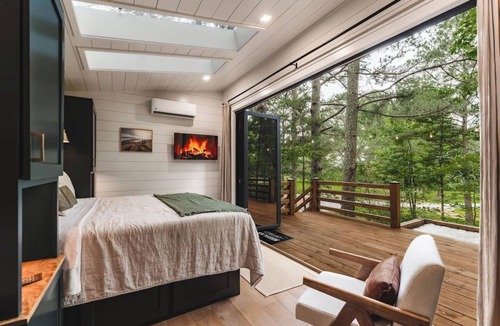 Guntersville House | Luxury tiny cottage with deck hammock and hot tub!