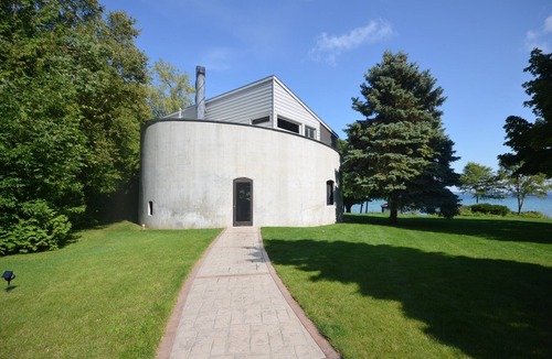 Suttons Bay House | Luxury waterfront home on W. Grand Traverse Bay. Soaking tub. Kayaks.