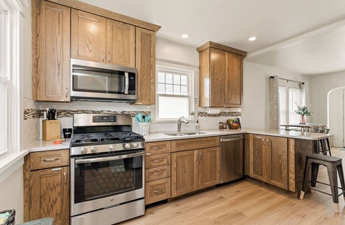 Lakeside House | M2 -Relaxed Beach Stay Fenced Yard, Fire Pit & 2 Living Areas, Pets welcome